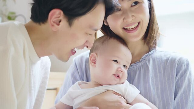 赤ちゃんをあやす両親　ファミリーイメージ　スローモーション