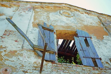 Stara stodoła w ruinie