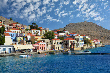 Farbenfroher Hauptort und Hafen Emborios oder Imborios mit Booten auf der griechischen Insel Chalki (Halki), 9 km nördlich von Rhodos