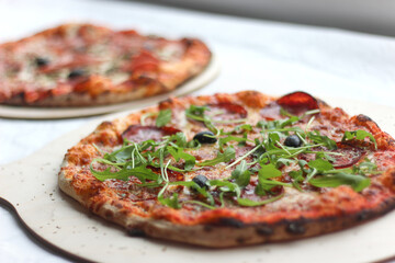 Différentes pizzas dressées