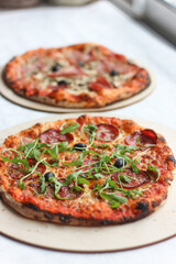 Différentes pizzas dressées