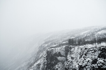 Schöner schneeverhangener Berg im Winter