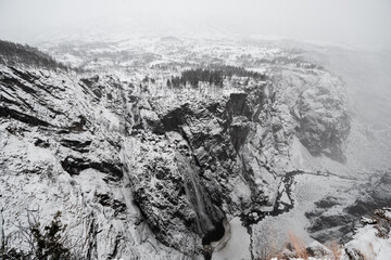 Wunderschöne Winterlandschaft mit Wasserfall 