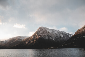 Wunderschöner Berg im Winter mit See im Sonnenaufgang