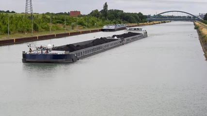 Deurstickers Binnenschifffahrt - Güterverkehr - Frachtschiff - Massengüter © Gundolf Renze