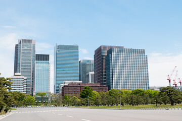 皇居前広場の通りと丸の内の高層ビル