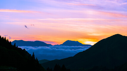 Fototapeta premium 夕焼けと山と雲海