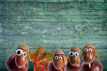 Herbst Kastanienfiguren Schafe mit retro grunge Hintergrund aus verwitterten Holzlatten