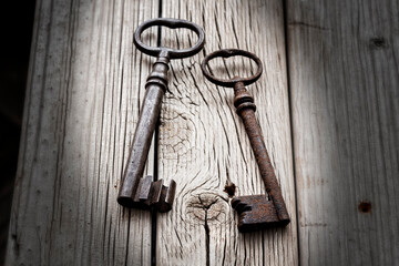 Imagen de dos llaves sobre una mesa de madera rústica.