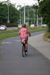 Bezpieczna droga rowerowa w mieście dla rowerzystów. - obrazy, fototapety, plakaty
