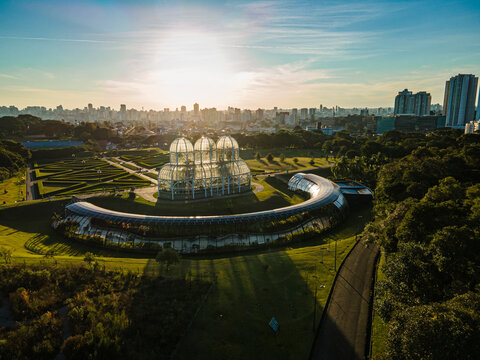 Jardim Bot&acirc;nico de Curitiba &eacute; o ponto tur&iacute;stico mais conhecido da capital com sua estufa e jardins estilo franc&ecirc;s, tr&aacute;s uma perspectiva &uacute;nica do perfil da cidade. Curitiba, Paran&aacute;, Brasil. 