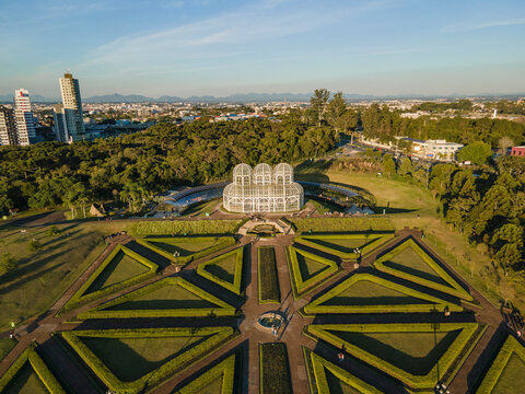 Jardim Bot&acirc;nico de Curitiba &eacute; o ponto tur&iacute;stico mais conhecido da capital com sua estufa e jardins estilo franc&ecirc;s, tr&aacute;s uma perspectiva &uacute;nica do perfil da cidade. Curitiba, Paran&aacute;, Brasil. 