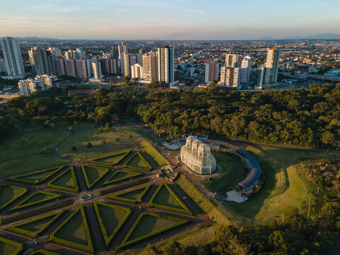 Jardim Bot&acirc;nico de Curitiba &eacute; o ponto tur&iacute;stico mais conhecido da capital com sua estufa e jardins estilo franc&ecirc;s, tr&aacute;s uma perspectiva &uacute;nica do perfil da cidade. Curitiba, Paran&aacute;, Brasil. 