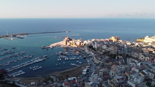Immagine aerea del porto di Castellammare del Golfo.
