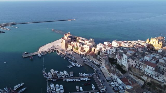 Immagine aerea del porto di Castellammare del Golfo.