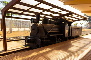 Locomotiva parada na estação. Antiga estação ferroviária de Goiânia.