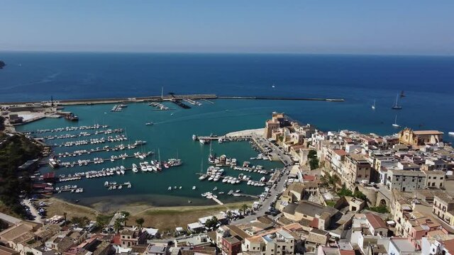 Immagine aerea del porto di Castellammare del Golfo.