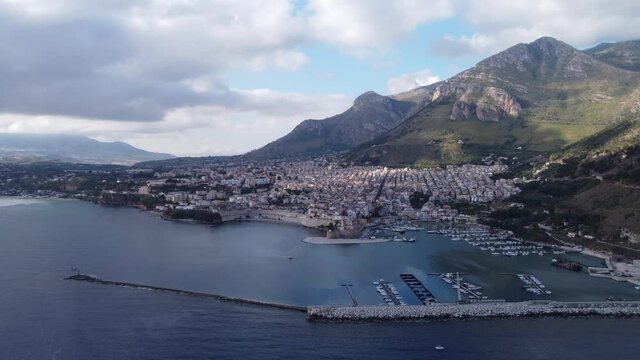 Il porto di Castellammare del Golfo per chi arriva dal mare.