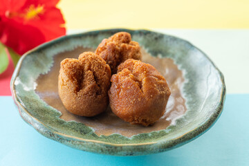 沖縄のお菓子　サーターアンダギー