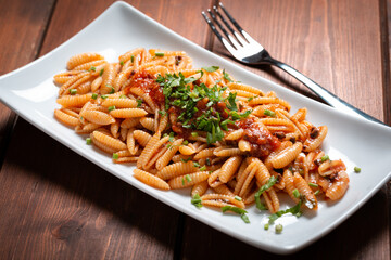 Deliziosi malloreddus conditi con ragu di pesce, pasta tradizionale della Sardegna, Cucina Italiana 