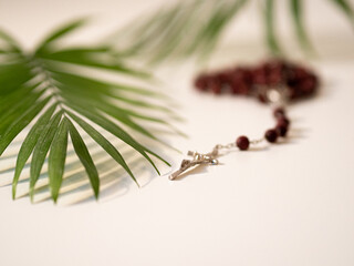 niedziela palmowa, różaniec, krzyż i gałązka palmy 