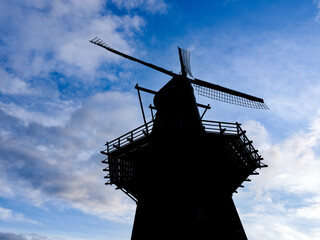 De molen Nooit Gedagt is een wal- en windmolen in de Nederlandse stad Woudrichem.