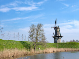 De molen Nooit Gedagt is een wal- en windmolen in de Nederlandse stad Woudrichem.