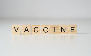 szczepionka - napis z drewnianych klocków 