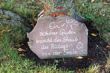 Garten Spruch auf Stein