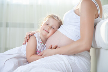 Obraz na płótnie Canvas Pregnant mother with daughter