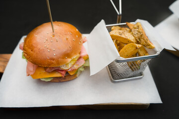 Hamburguesa y papas fritas
