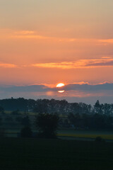 Sonnenuntergang mit Nebel über schöner Landschaft