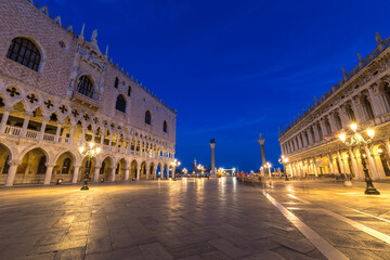 Fototapeta premium Venedig, Dogenpalast bei Nacht