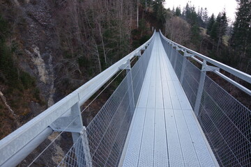 Hängebrücke aus Stahl in Leissingen, Schweiz