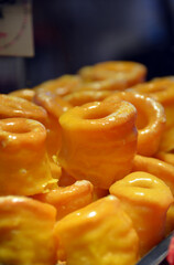 Rosquillas de Alcalá de hojaldre con yema glaseada, miel y naranja