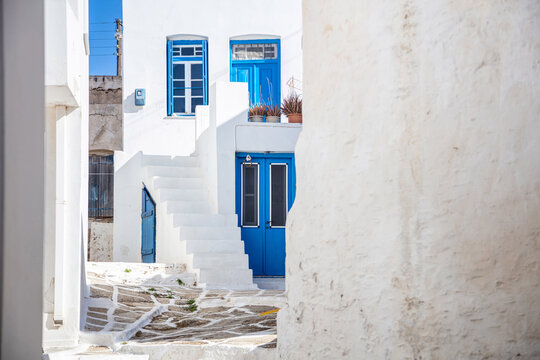 Fototapeta Kythnos island, Greece. Traditional whitewashed buildings and stairs, blue doors and windows, narrow streets