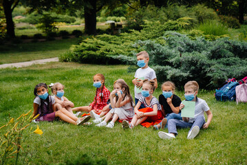 A class of masked school children is engaged in outdoor training during the epidemic. Back to school, learning during the pandemic