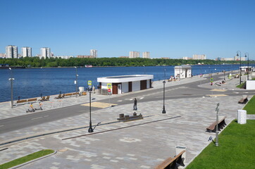 Obraz premium Moscow, Russia - June 3, 2021: View of the embankment of the Northern River Station on a sunny summer day