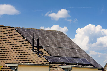 Verschiedene Solarzellen auf Hausdach