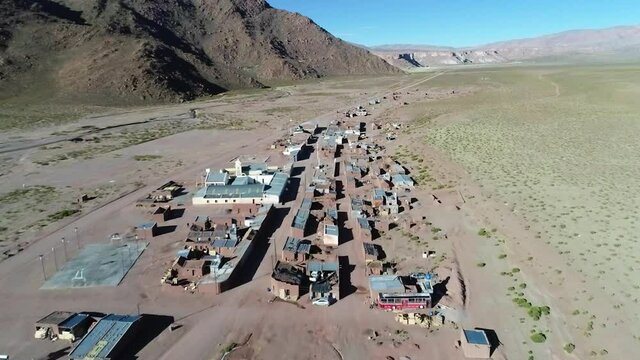Sobrevolando un peque&ntilde;o pueblo, puesto sey, en el desierto de jujuy argentina, a 3.500 metros de altura, con casas de adobe y calles de tierra.