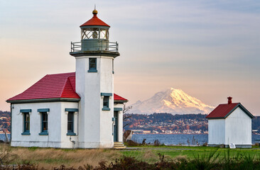 The Beautiful Point Robinson Lighthouse with Mount Rainier in the Backdrop during Sunset - obrazy, fototapety, plakaty