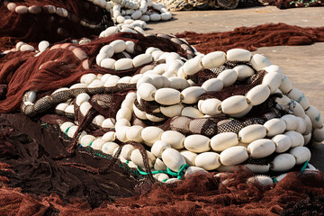 Aparejos para pesca con boyas y redes.