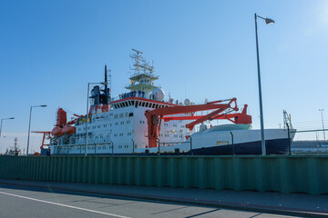 Fototapeta na wymiar Polarstern Schiff Schleuse Bremerhaven 