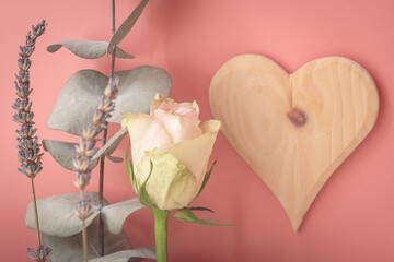 Lavendel Eukalyptus und Rose mit Herz zum Beschreiben für Wellness Spa Massage Kosmetik oder anderes - obrazy, fototapety, plakaty