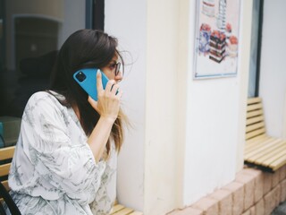 Fototapeta na wymiar girl on the street uses the phone