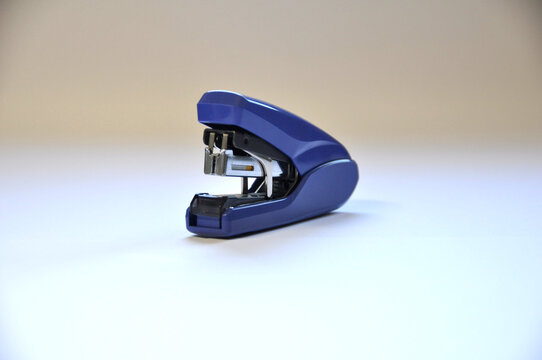 Grapadora de color azul