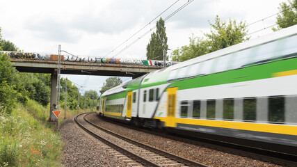 Obraz premium Train moving on railroad tracks