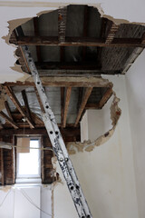 Sanierung des Dachgeschosses und des Dachstuhls eines Altbaus, Abriss des Dachbodens