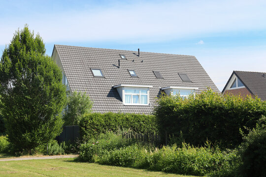 Dach eines Einfamilienhaus, Dachgauben, Dachfenster in Nordrhein-Westfalen, Deutschland