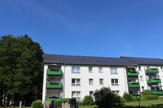 Sanierte Mietshäuser der 1960er Jahre mit Solarpanels auf dem Dach am 27. Juni 2021 in Bielefeld, Nordrhein-Westfalen, Deutschland 